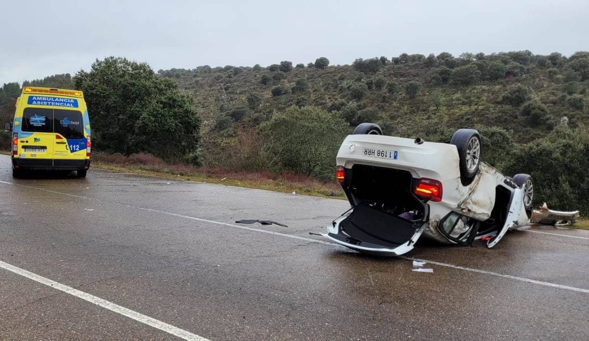 Herido un hombre al volcar su vehículo en las cuestas de El Bodón